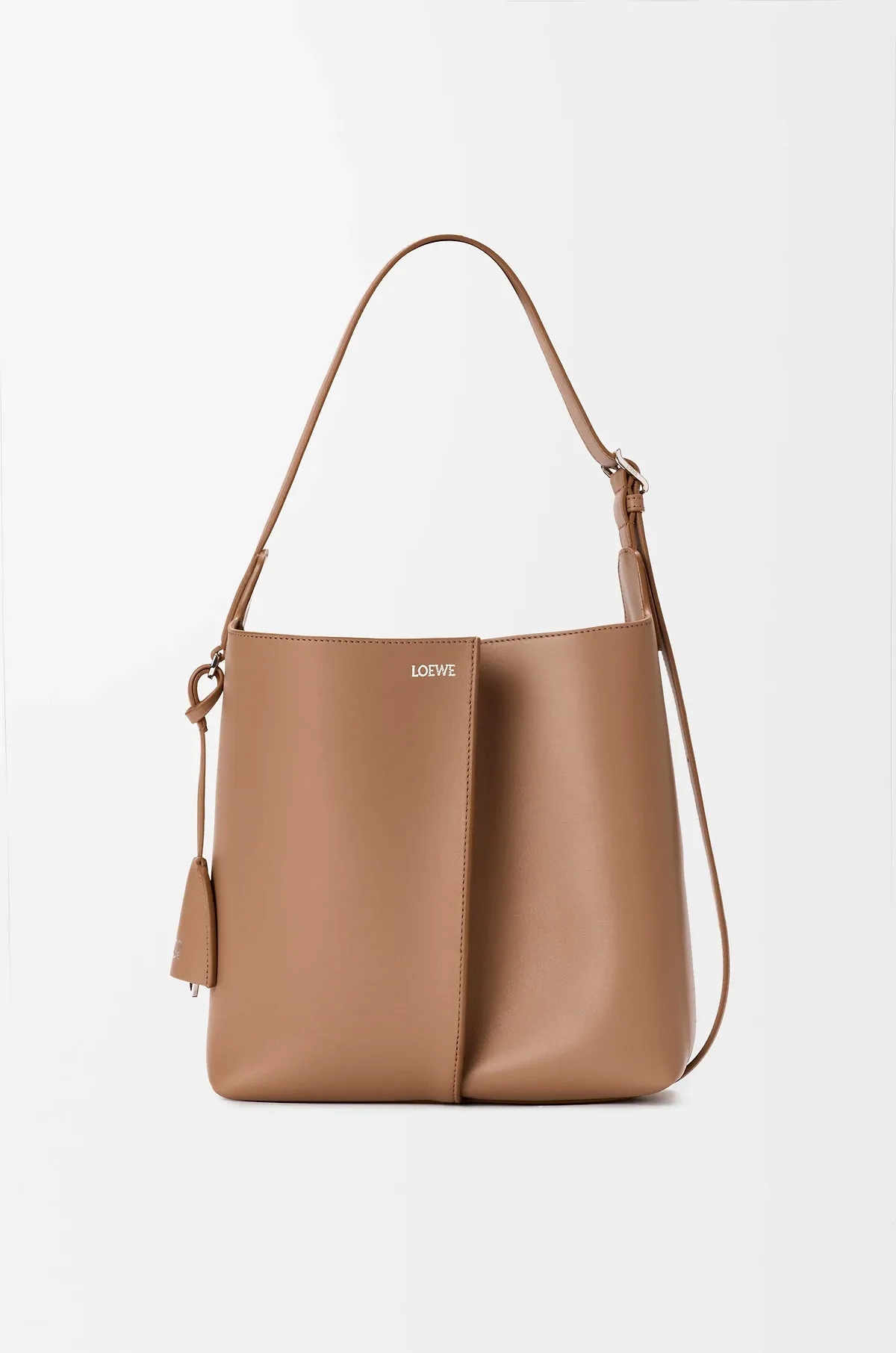 Túi tote Loewe dệt thủ công chất liệu da thuộc sang trọng. 