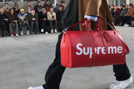 Bộ sư tập SupremexLouis Vuitton đầy thành công đánh dấu sự hợp tác của Louis Vuitton và Supreme