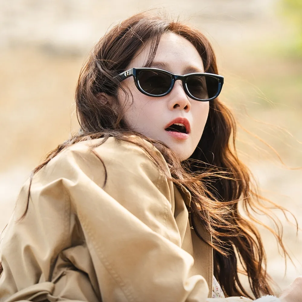 Yoona với mái tóc xoăn, đeo kính đen