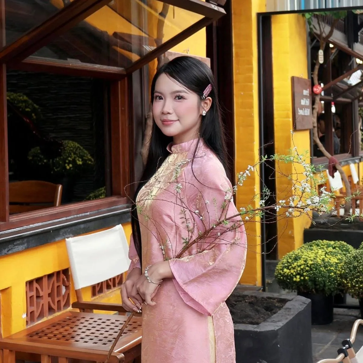 Quán cà phê Vệt Nâu gợi mở không khí Tết qua những bối cảnh được bày trí tinh tế và giàu cảm hứng.