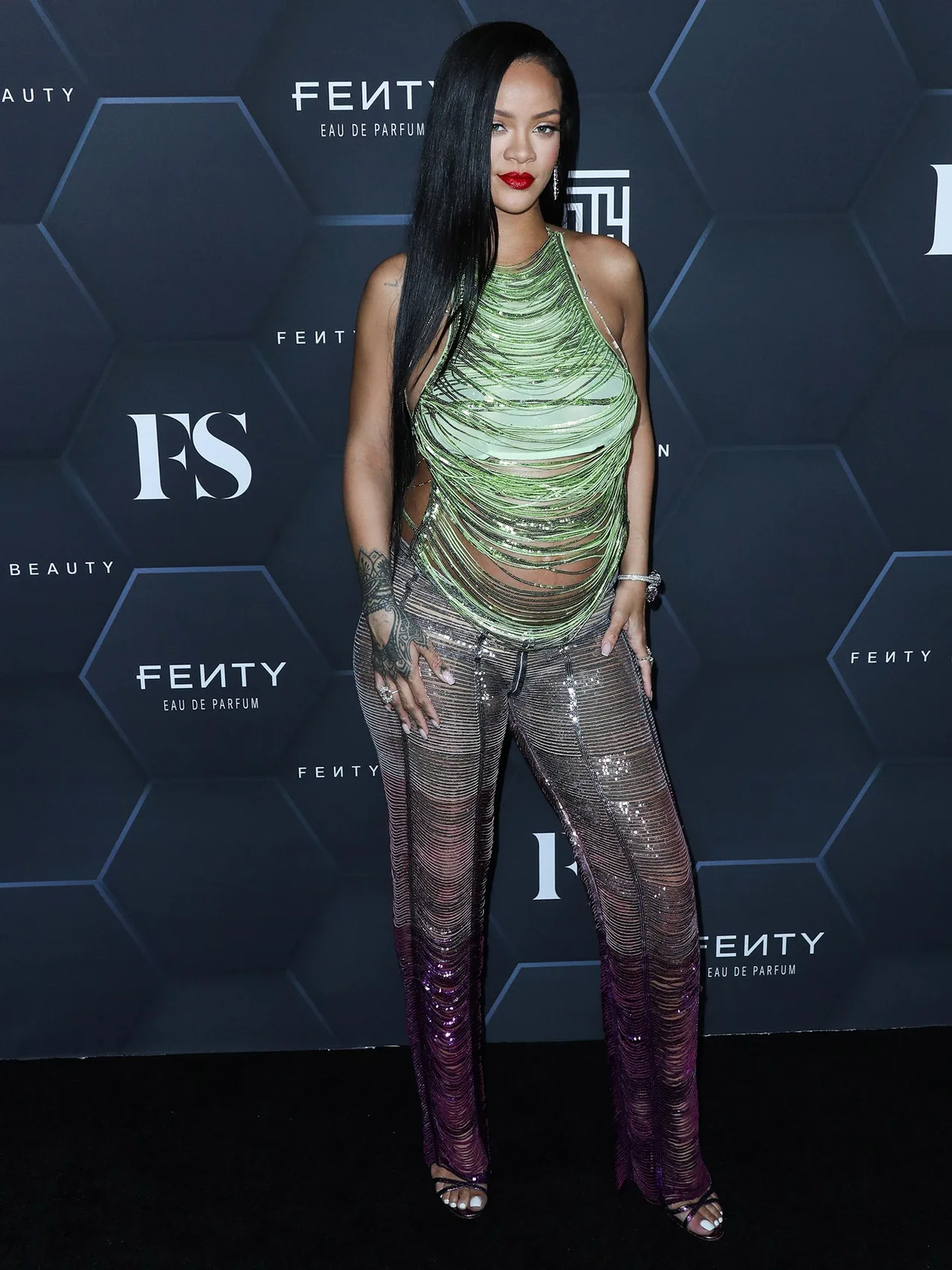 áo sequins dạng lưới của rihanna