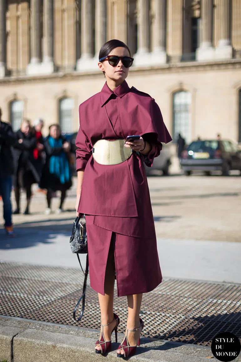 trang phục dự tiệc đỏ burgandy