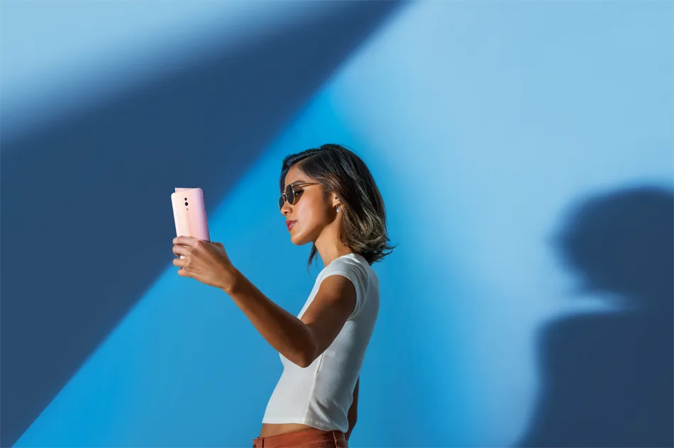 cộ gái trẻ sử dụng điện thoại OPPO cộ gái trẻ sử dụng điện thoại OPPO