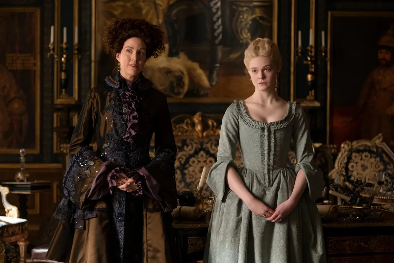 Elle Fanning mặc váy xanh nhạt trong phim The Great