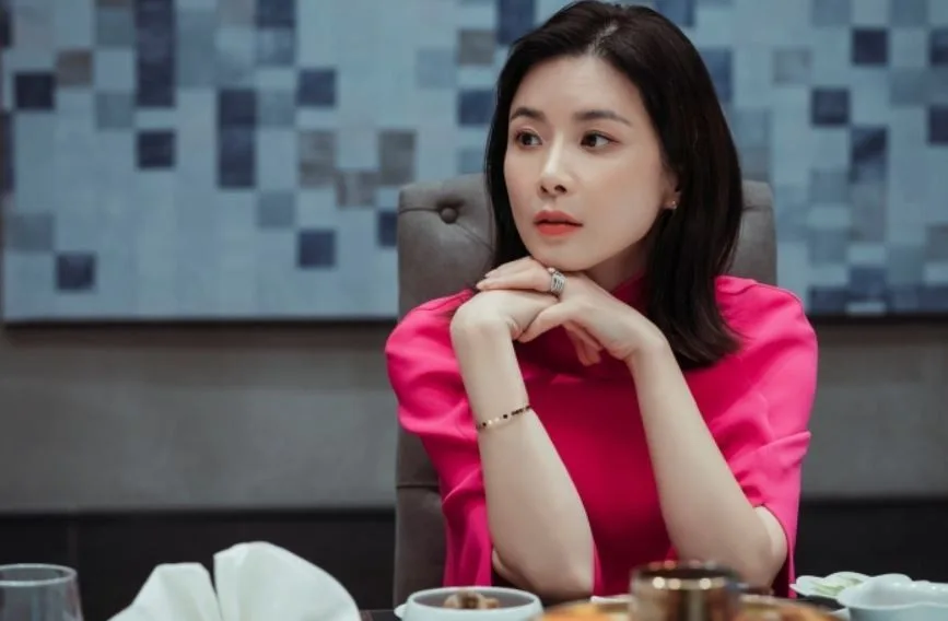Nữ minh tinh Lee Bo Young sở hữu nét đẹp thách thức thời gian.