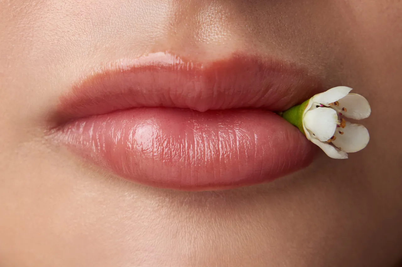 Hình ảnh đôi môi trong photoshoot của ELLE Beauty Awards 2025.