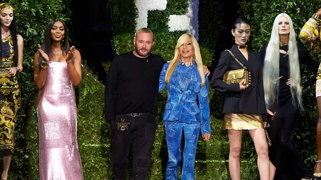 thời trang kết hợp thương hiệu Versace kết hợp thương hiệu Versace