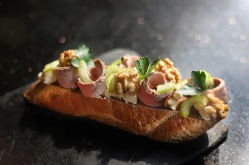 các loại bánh mì mới của Christophe Grilo sẽ được chính thức phục vụ tại các nhà hàng trong khách sạn Metropole và được bày bán tại L’Epicerie du Metropole