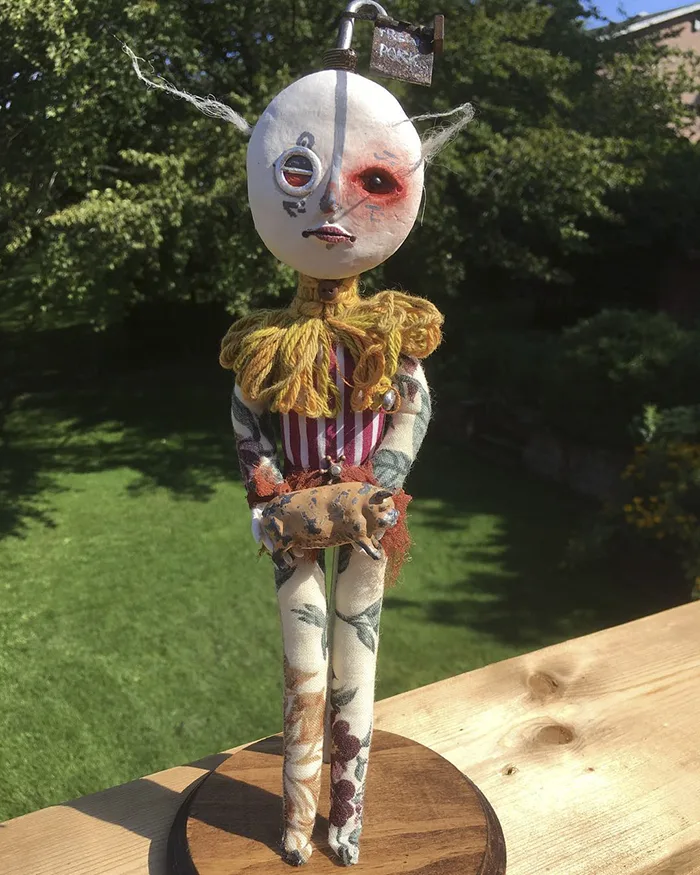 Hình ảnh các tác phẩm có phần u ám và creepy của cậu bé với những ý nghĩ rất riêng