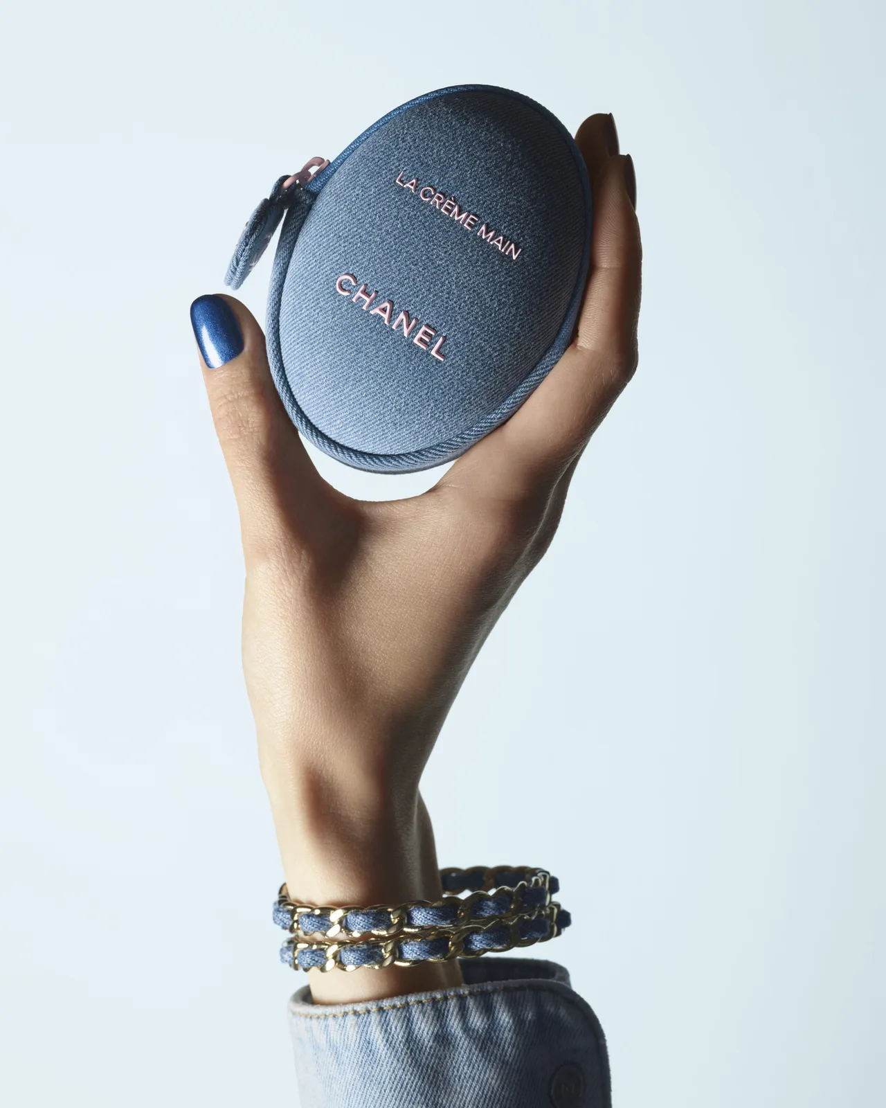 Hình ảnh kem tay LA CRÈME MAIN với chiếc pouch denim trong bộ sưu tập CHANEL DENIM.