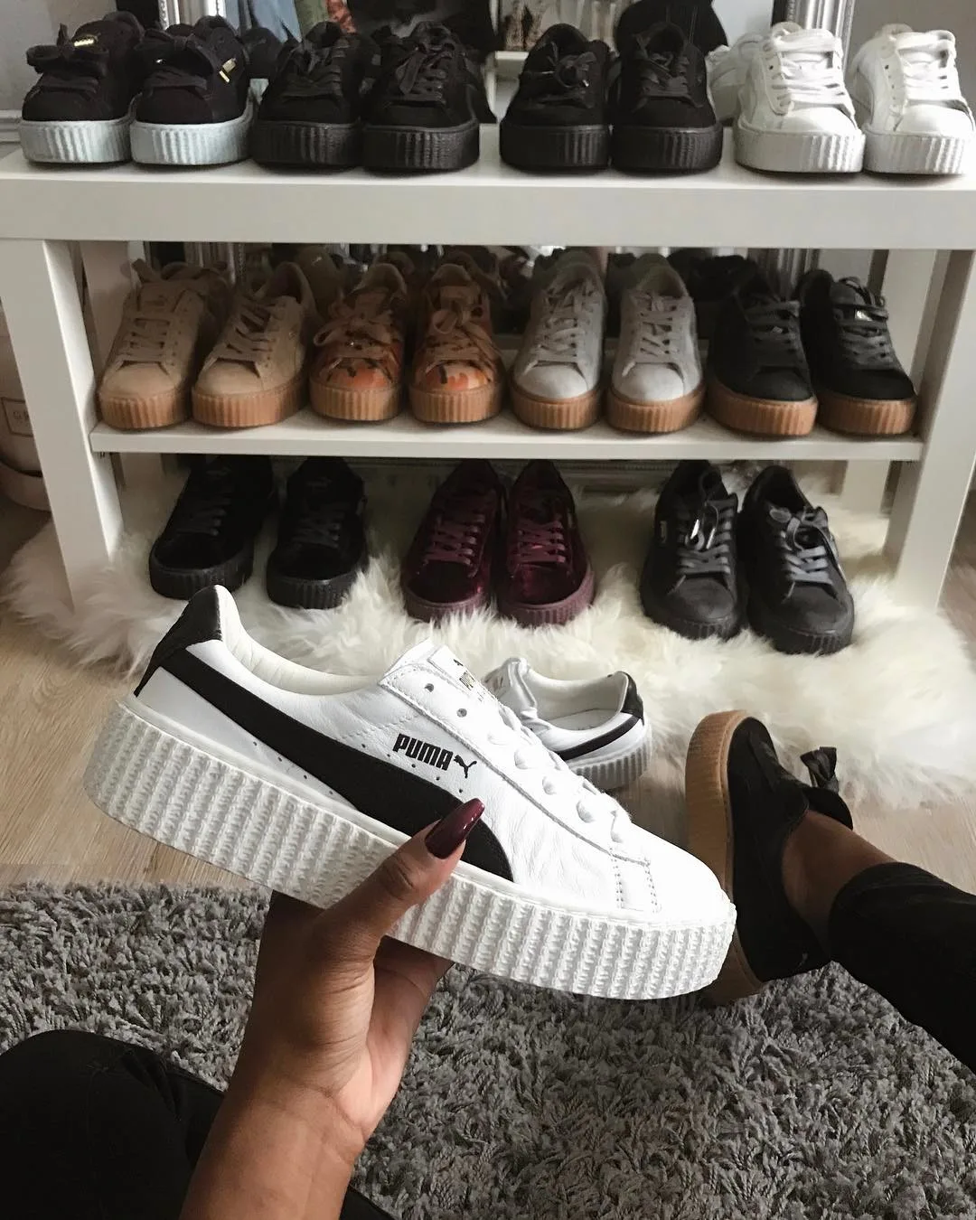 Những cô nàng sở hữu tủ giày sneaker trong mơ của mọi cô gái Những cô nàng sở hữu tủ giày sneaker trong mơ của mọi cô gái