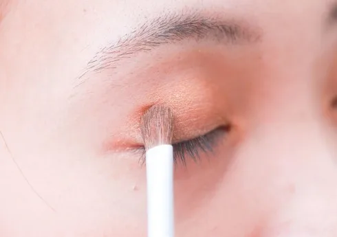 Những màu mắt nude, nhũ nhẹ sẽ phù hợp cho phong cách hằng ngày