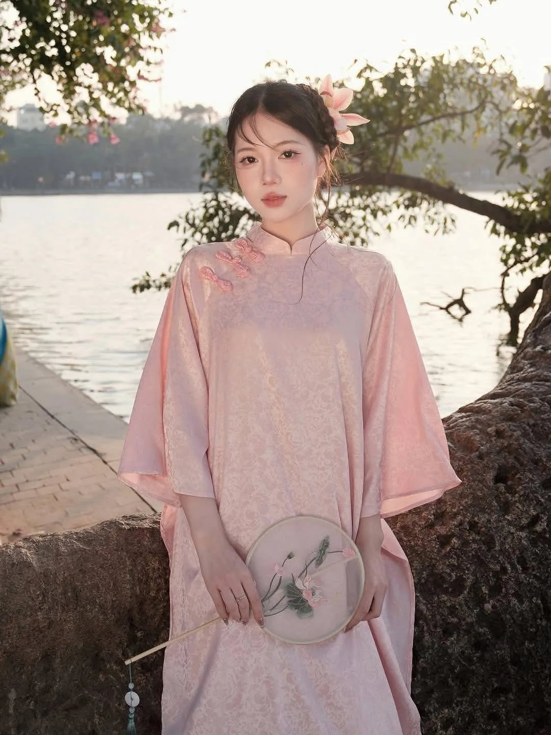 Những đường thêu tỉ mỉ trên nền lụa, minh chứng cho kỹ nghệ thủ công tài hoa của người nghệ nhân.