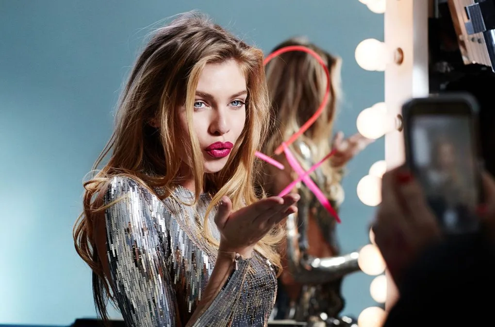 Stella Maxwell trong quảng cáo của Max Factor