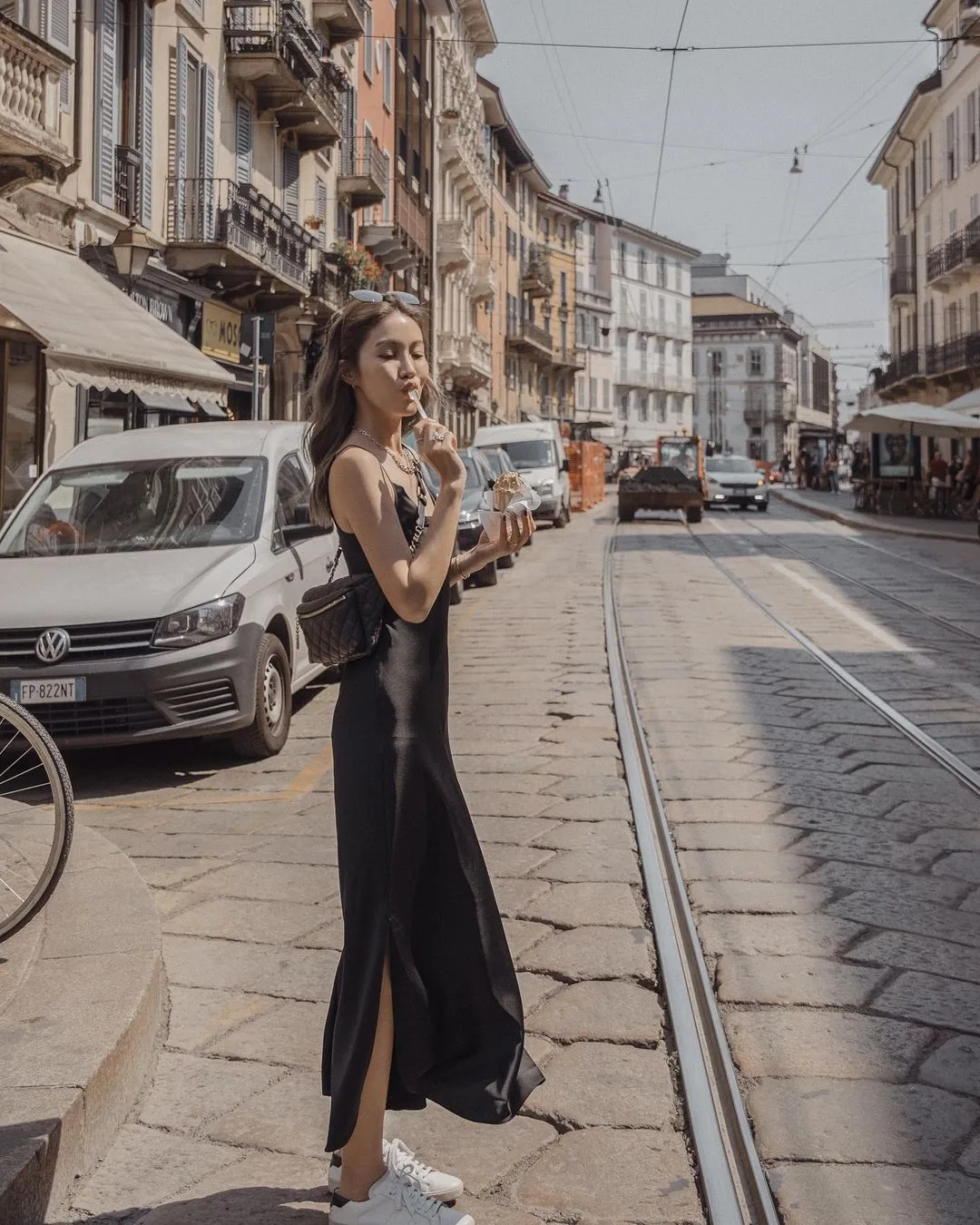 slip dress màu đen xẻ tà