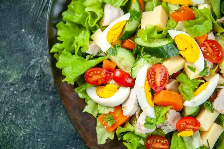 Salad trứng rau củ.