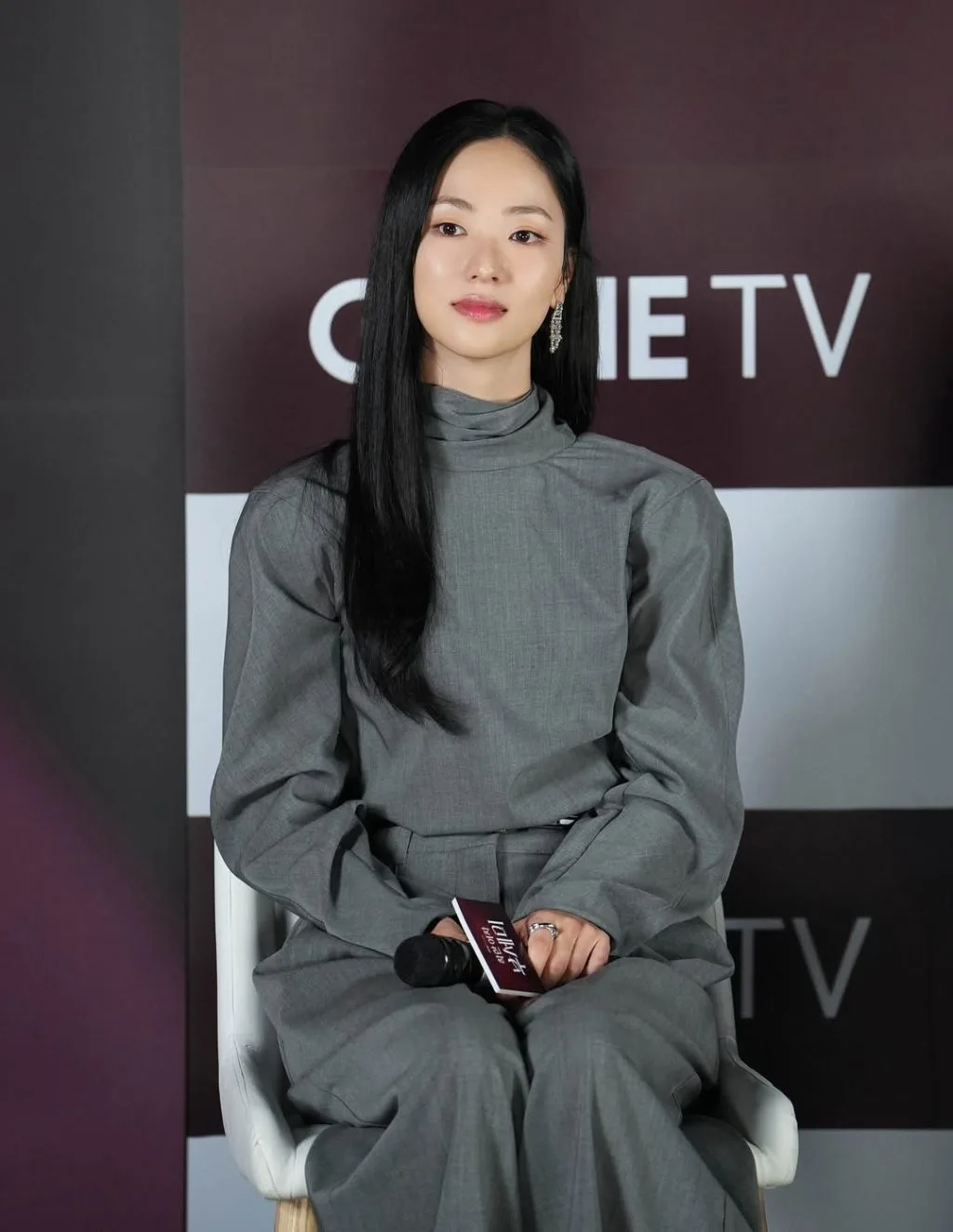 Jeon Yeo-bin trong set đồ monochrome xám
