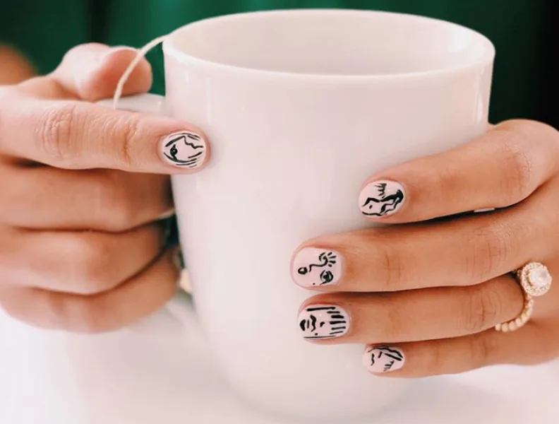 Nền trắng và đường vẽ màu đen là đặc trưng của những kiểu vẽ móng tay #picassonails