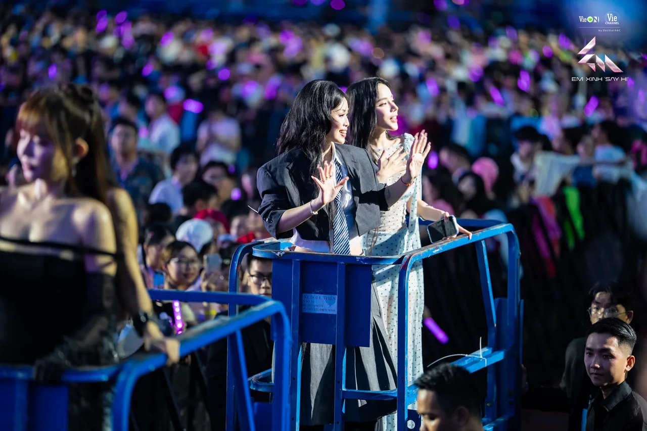 52hz thời trang giao lưu "Em Xinh Say Hi" concert