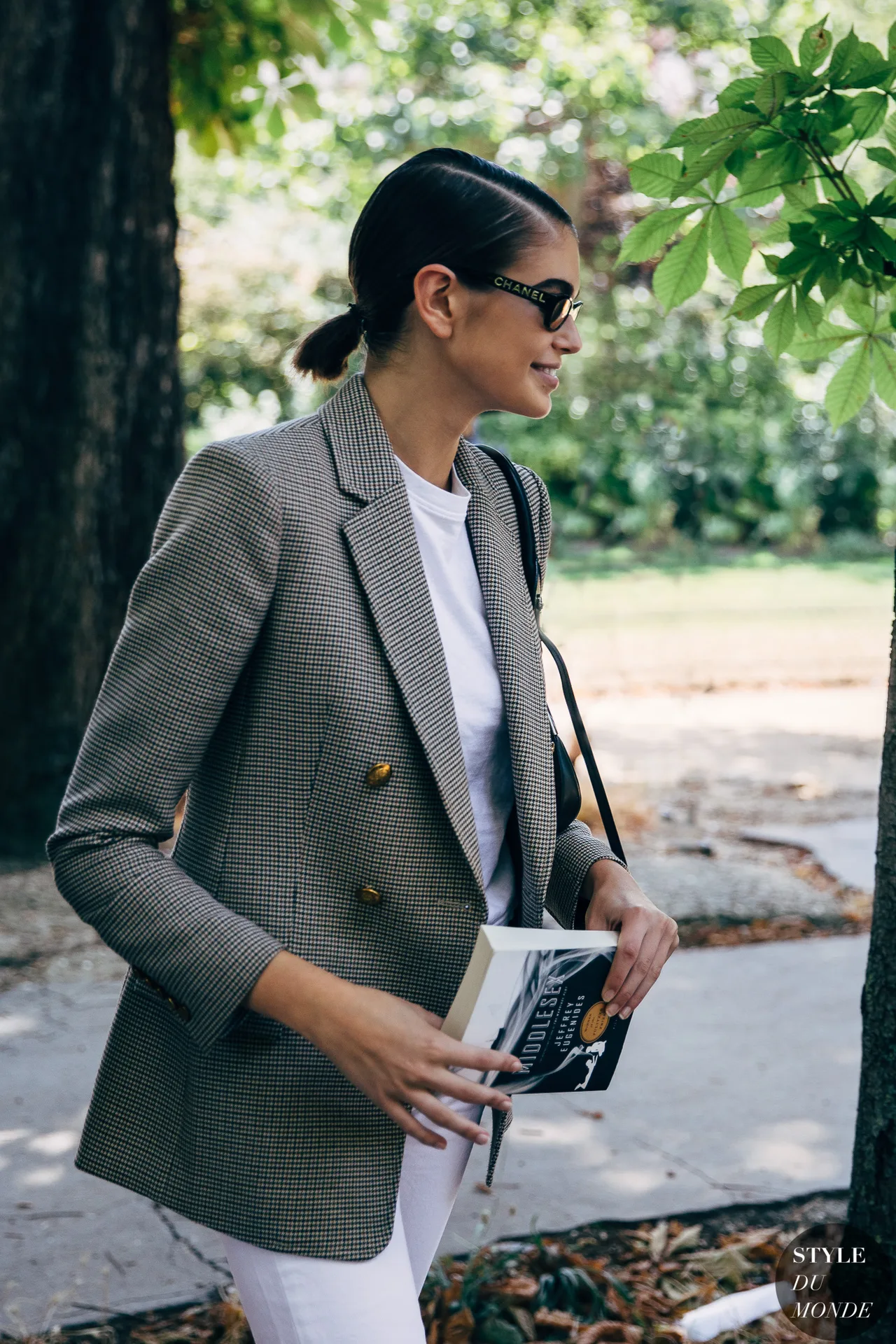 kaia gerber mặc họa tiết kẻ caro áo blazer plaid