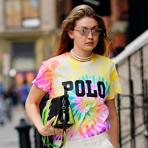 xu hướng thời trang - gigi hadid áo thun polo tie dye và túi tie dye
