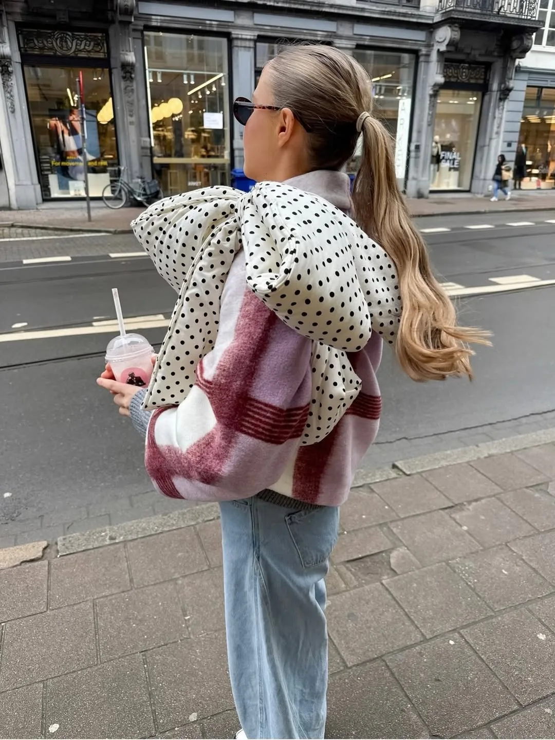 Phụ kiện chấm bi đa sắc, nét chấm phá hoàn hảo cho outfit mùa hè.