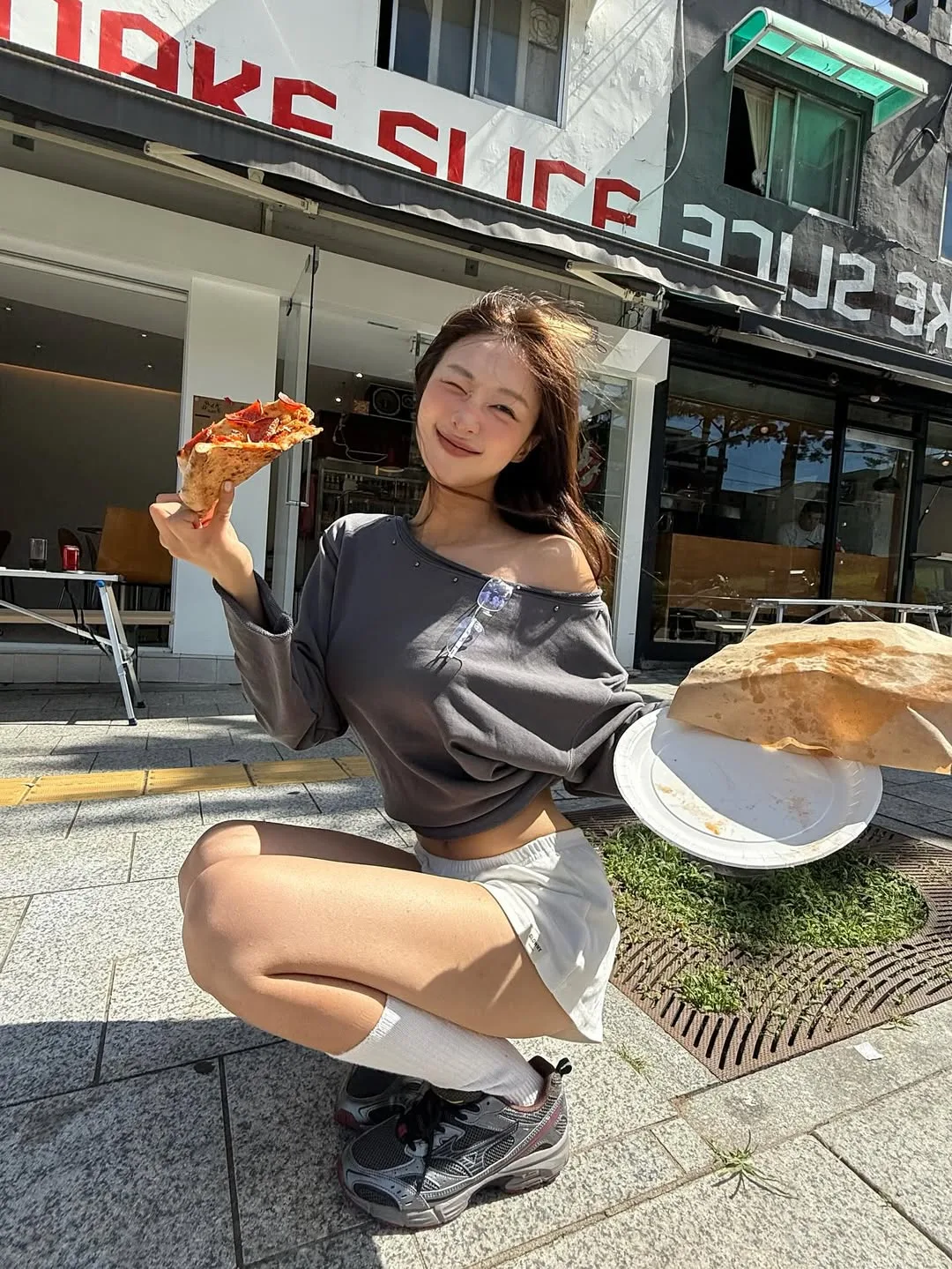 jisoo39 diện sneaker dad core