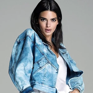 kendall jenner mặc áo khoác denim nhuộm tie dye