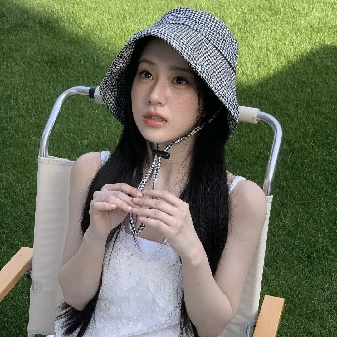Bao Thượng Ân đội mũ rộng vành che nắng, bảo vệ làn da trắng mịn.