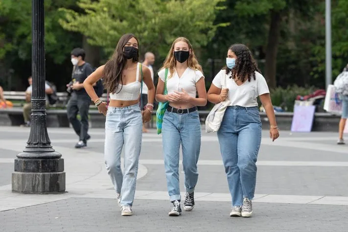 Mom jeans trong cách phối đồ của Gen Z
