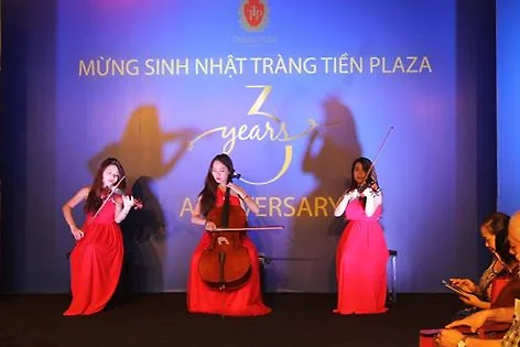 Những tiếng đàn du dương chào đón các vị khách đến thăm quan và mua sắm tại trung tâm thương mại có vị trí đẹp nhất Thủ Đô. 