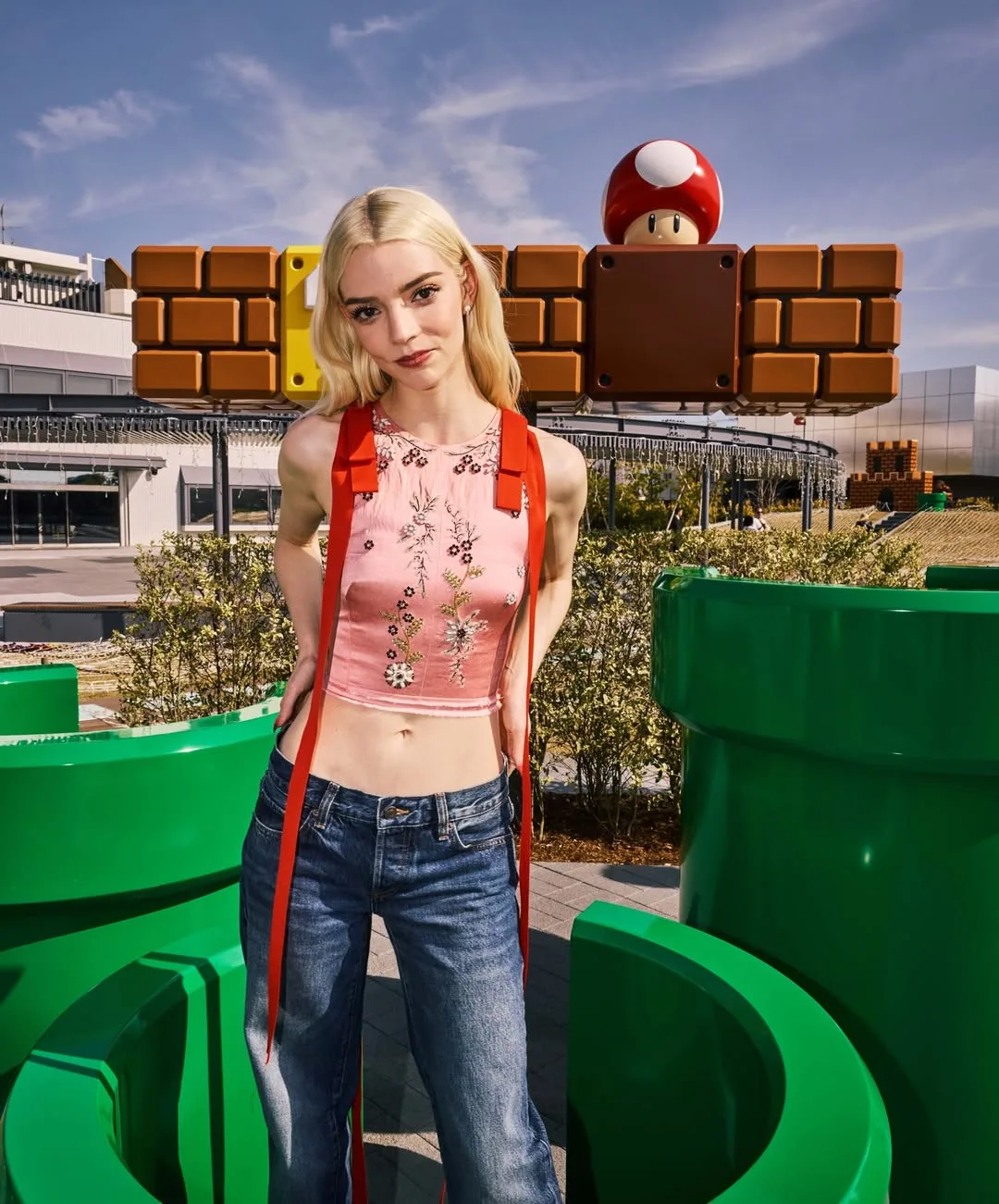 Osaka Press Appearance – 25.03.2026: Nữ diễn viên chọn crop top thêu hoa phối quần jeans Erdem Thu 2026, hoàn thiện bằng trang sức ngọc trai Tiffany & Co., mang cảm giác trẻ trung và phù hợp không khí quảng bá ban ngày ngoài trời.
