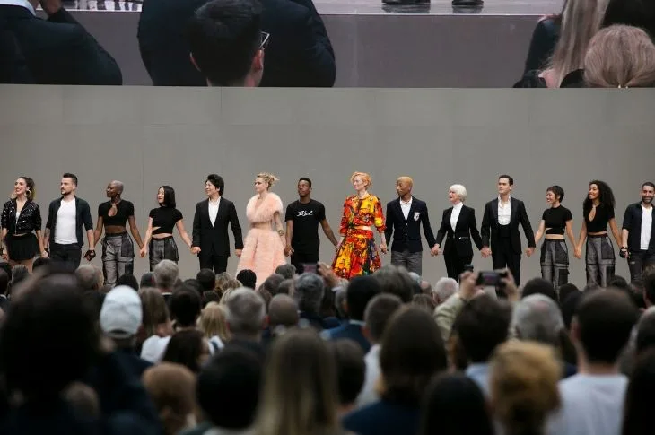 Kết thúc lễ tưởng nhớ Karl Lagerfeld là màn chào sân của các gương mặt nổi tiếng.