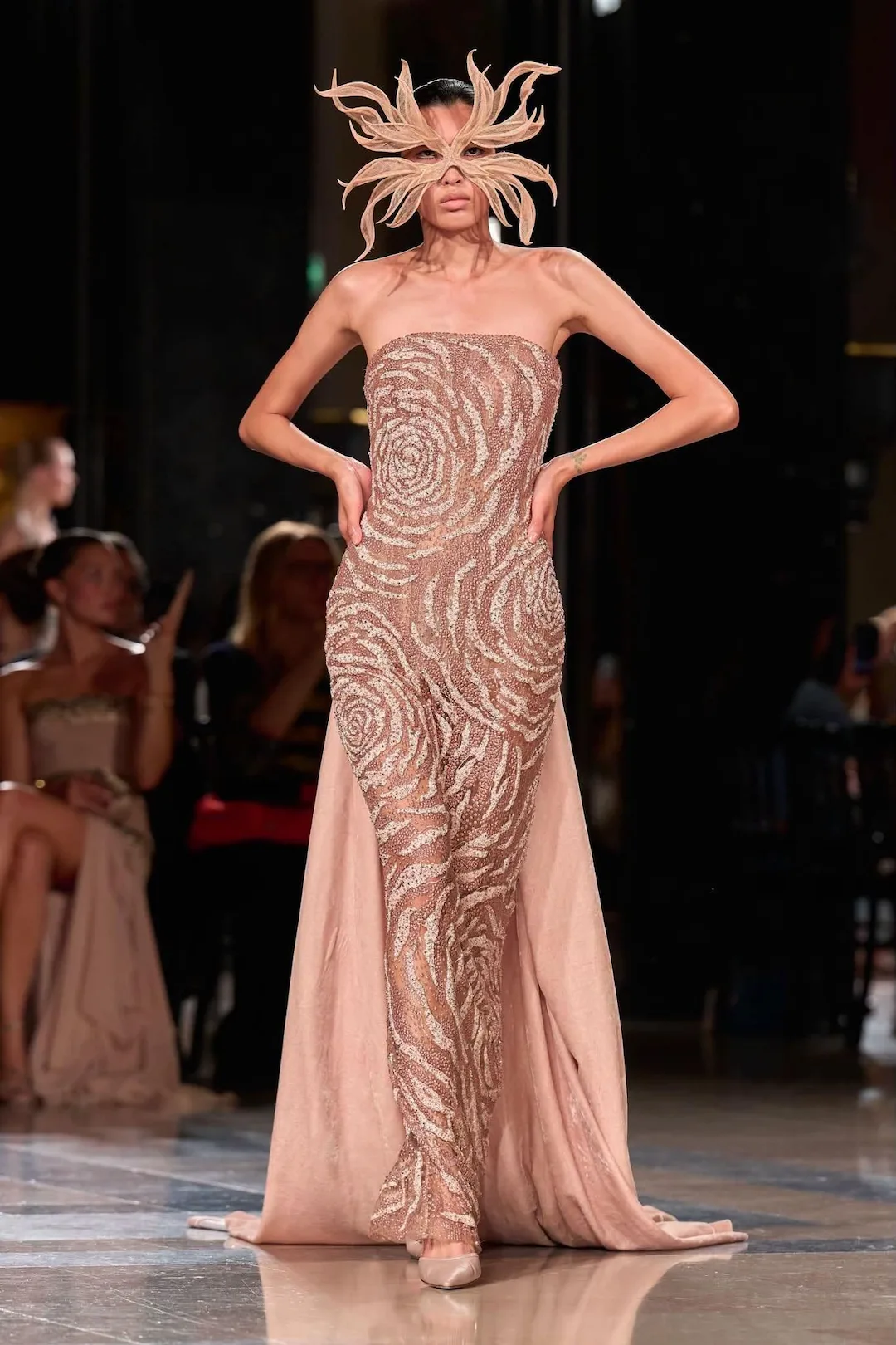 Dahan Phưong Oanh trình diễn show Elie Saab Haute Couture Thu Đông 2026