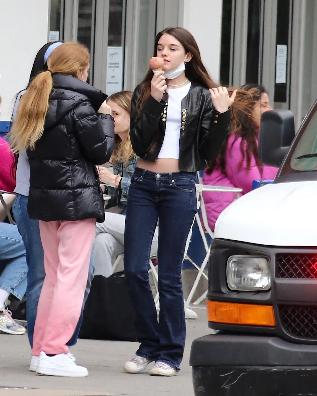 quần ống loe và croptop của suri cruise