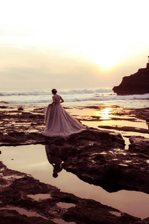 Rất nhiều cô dâu xuống chụp ảnh cưới ở khu vực bãi biển Tanah Lot, mặc dù chỗ này rất trơn trượt và khó đi lại (Ảnh: Ho Ny)