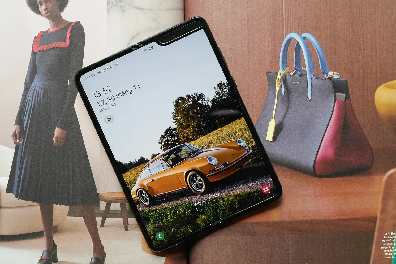 Galaxy Fold Hands mặt trong của điện thoại Galaxy Fold Hands mặt trong của điện thoại