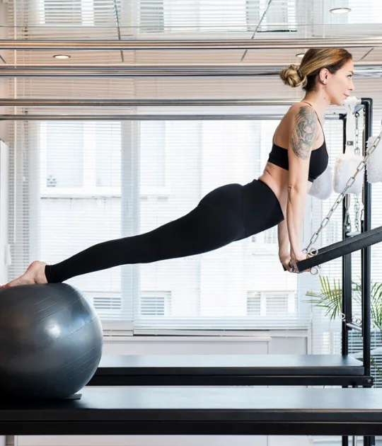 Pilates có thể được tập trên thảm, các phòng tập có dụng cụ hoặc không dụng cụ. bài tập thể dục - taeyeon