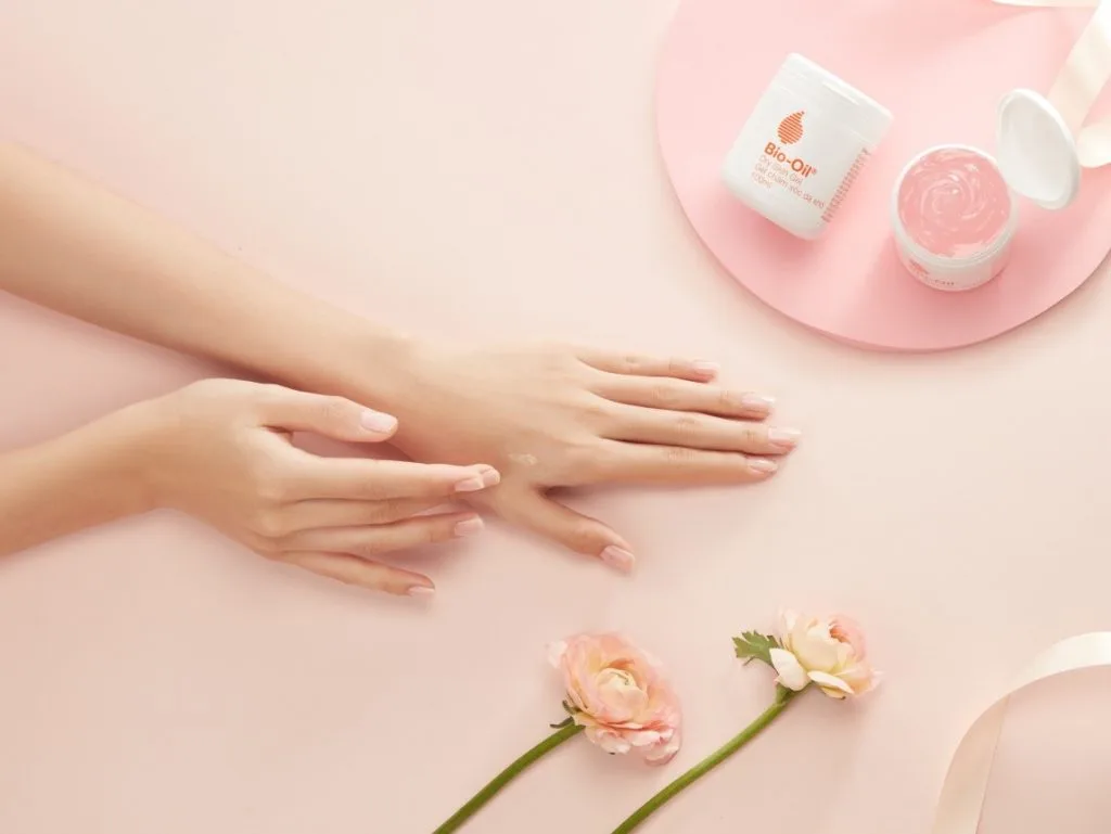 Ngoài da mặt, da tay và da toàn thân cũng là những bộ phận bạn cần thoa kem dưỡng.