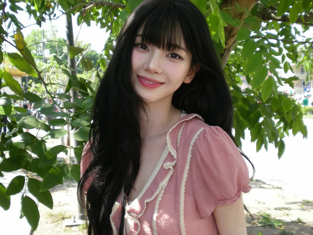 Karina (aespa) mang áo hồng cười xinh