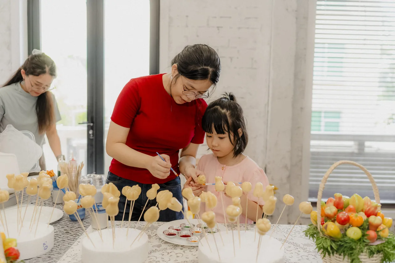 làm bánh tại hoa giấy