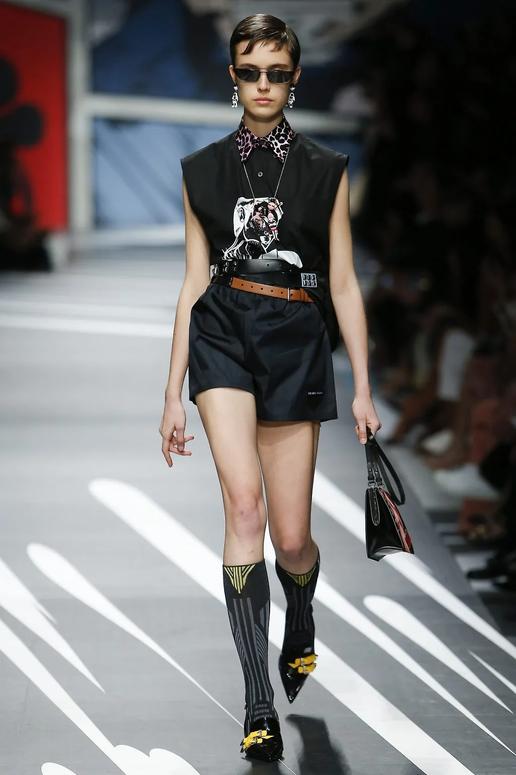 Prada Ready-to-wear Xuân 2018: Tính nữ được suy tôn bởi sự mạnh mẽ và náo nhiệt Prada Ready-to-wear Xuân 2018: Tính nữ được suy tôn bởi sự mạnh mẽ và náo nhiệt