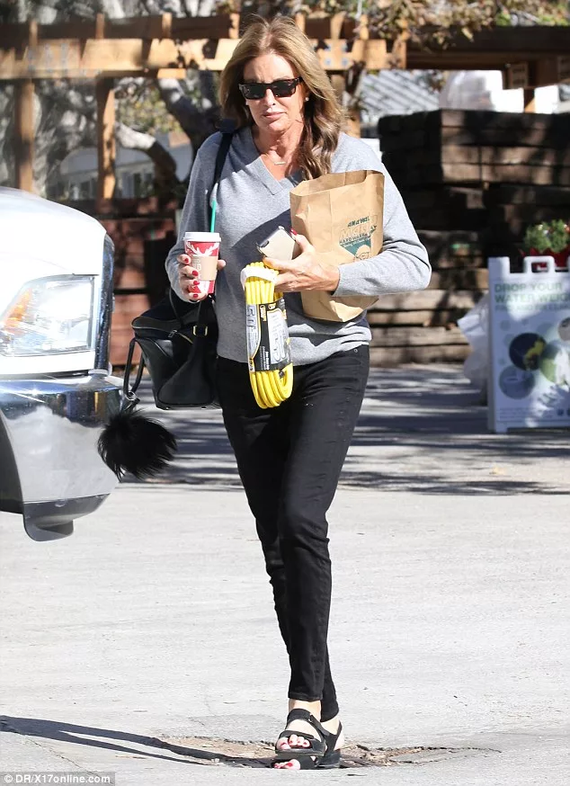 Cuộc sống của bố dượng Kim – Caitlyn Jenner sau 1 năm chuyển giới ELLE VN