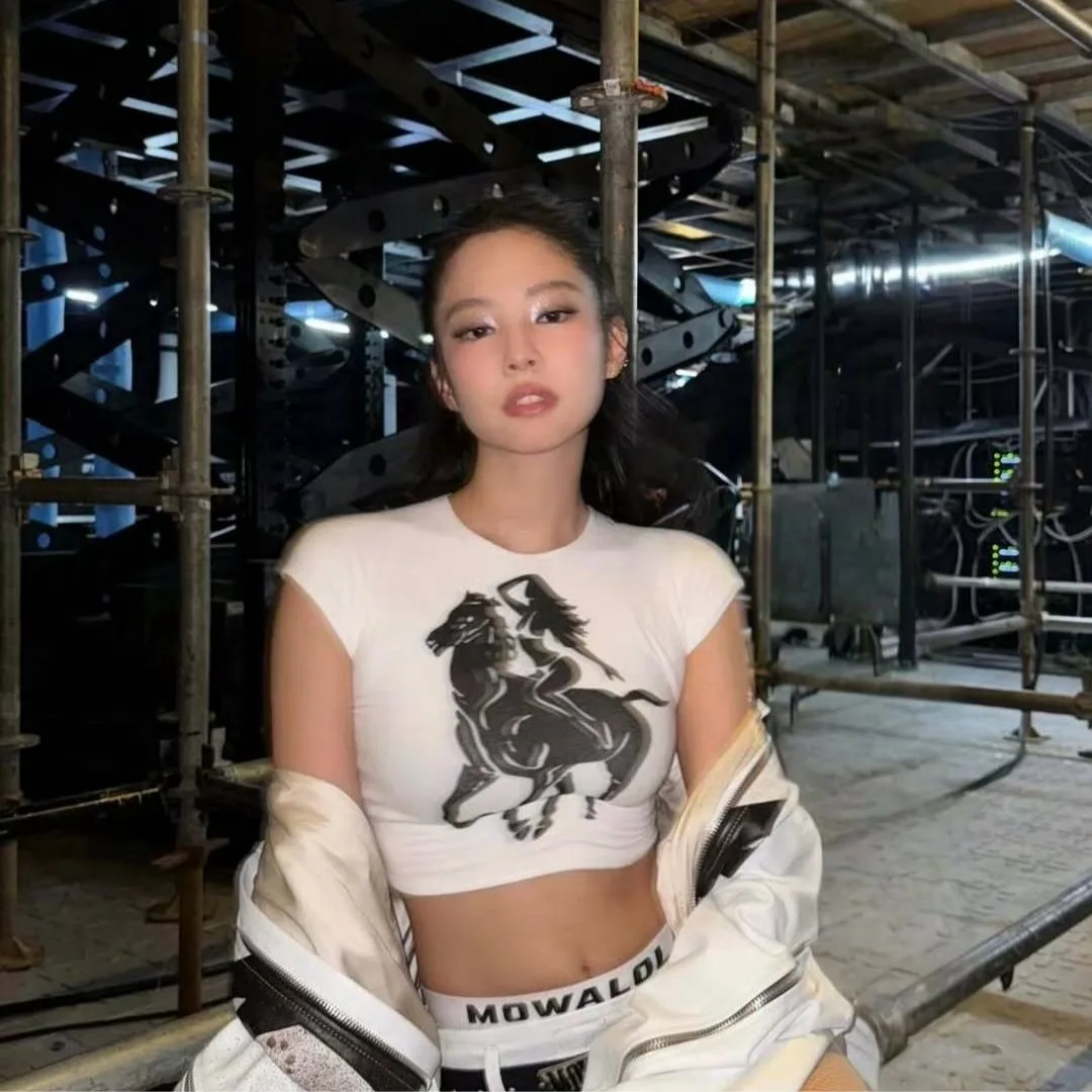 Hình ảnh nữ idol tại hậu trường concert.