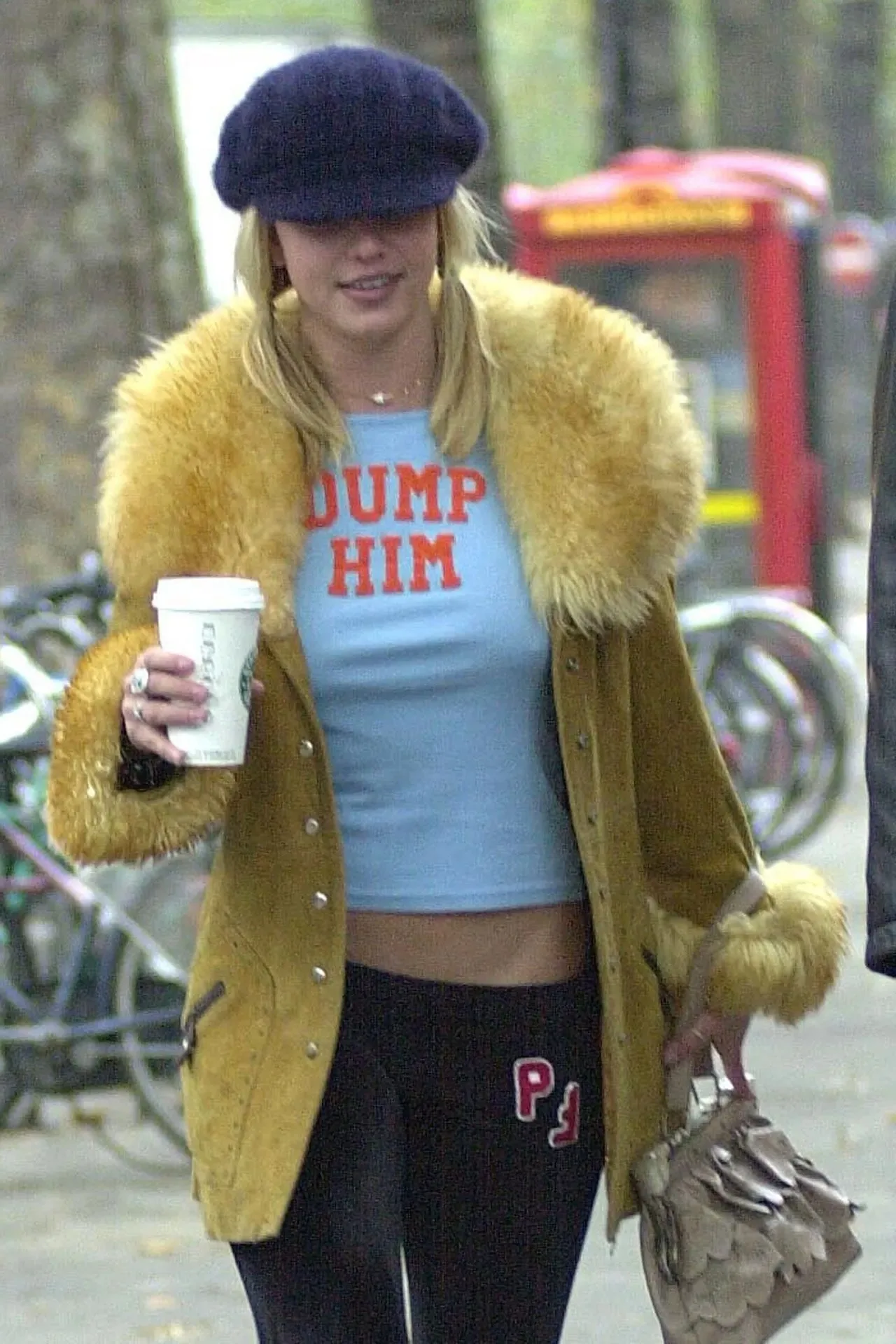 Britney spears mặc áo thun meme