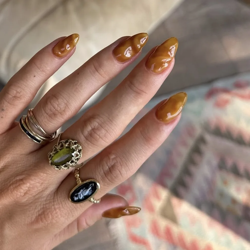 Sơn móng tay màu nâu caramel ngọt.