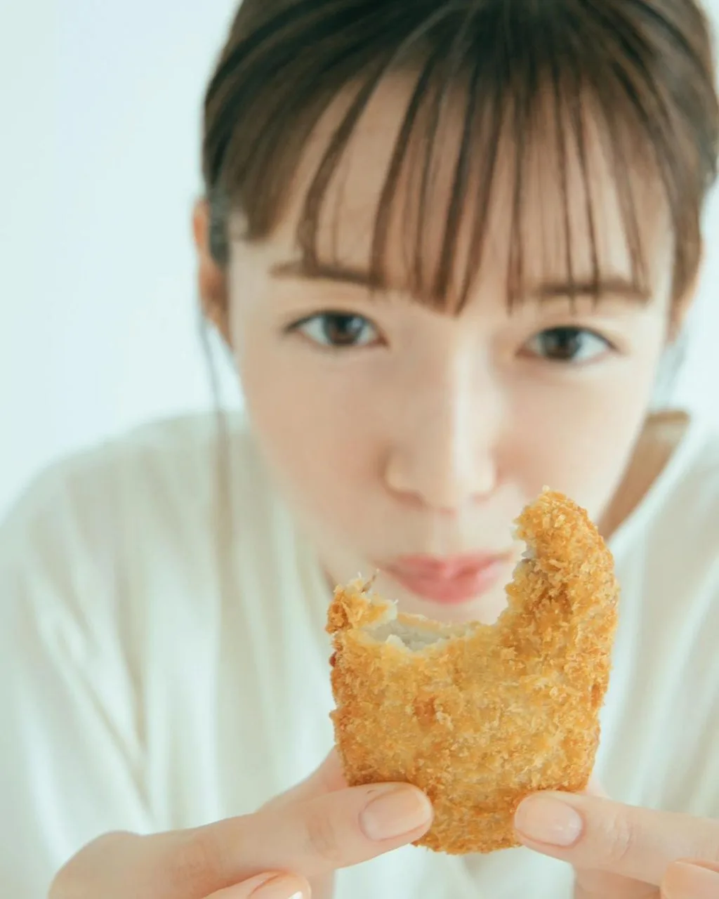 Nên bổ sung nhiều sắt trong ngày đèn đỏ Cô gái ăn bổ sung nhiều sắt trong ngày đèn đỏ