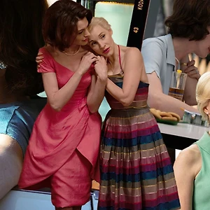 Anne Hathaway chinh phục thời trang thập niên 60 trong “Mother’s Instinct”