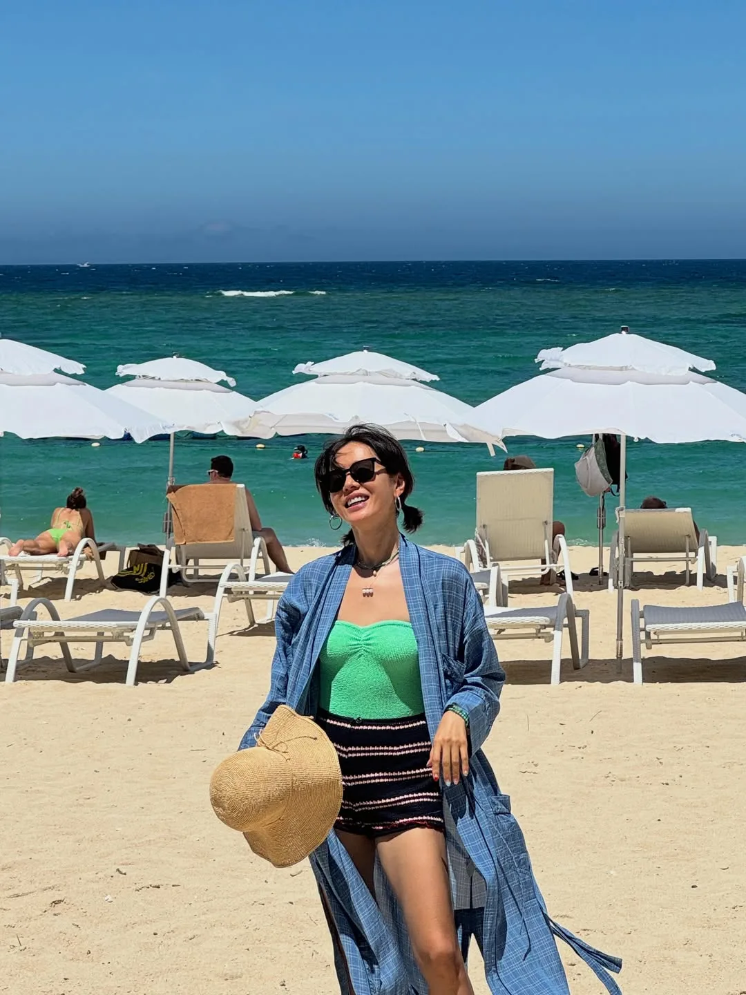 Son Ye Jin chọn công thức layer với áo quây, quần shorts và áo khoác denim cho những ngày dạo biển.