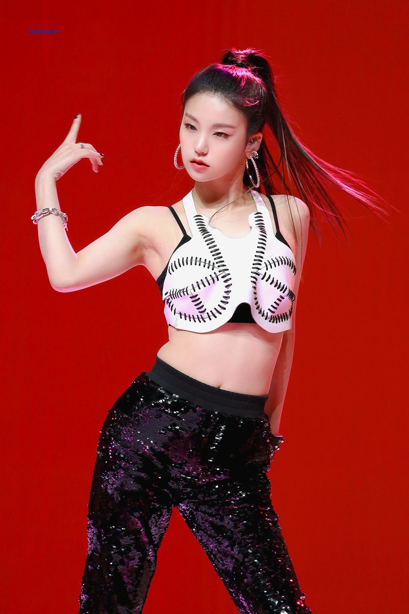 phong cách thời trang ấn tượng của Yeji (ITZY) 7